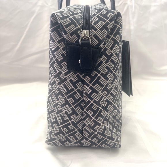 Tommy Hilfiger Satchel – Iconic Style & Practical Design - Picture 6 of 12